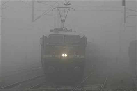 Heavy fog delays trains to Delhi