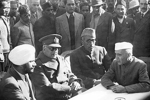 Maharaja Hari Singh (2nd from L), Sheikh Abdullah (2nd from R) with Baldev Singh, Jawaharlal Nehru