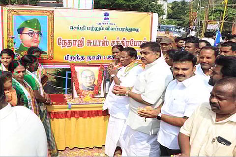 CM Narayanasamy, along with Congress leaders, pays tributes to Netaji on the freedom fighter