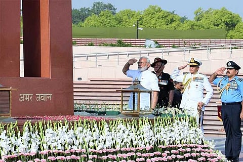 PM Modi salutes martyrs at National War Memorial on R-Day