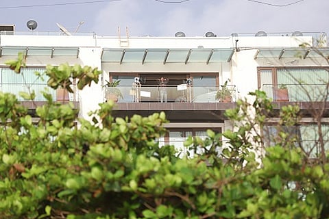 SRK's bungalow Mannat covered with plastic due to monsoon, pic goes viral