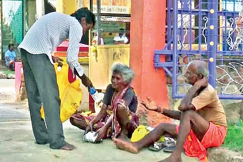 Tamilarasan, a tea seller, distributing food to the poor in Madurai