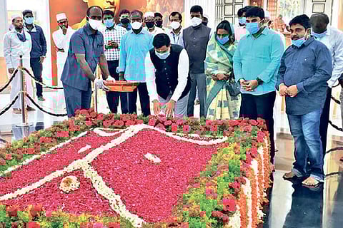 Ramanathapuram Collector pays homage at the memorial of Abdul Kalam on his fifth death anniversary
