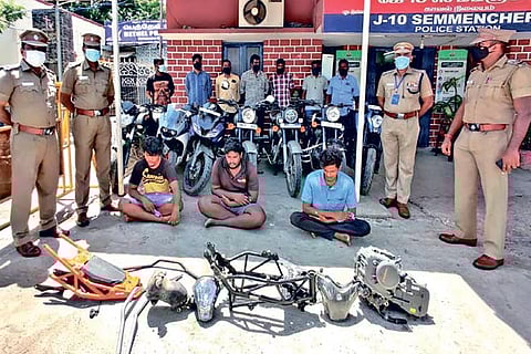 Accused and the vehicles seized by policemen