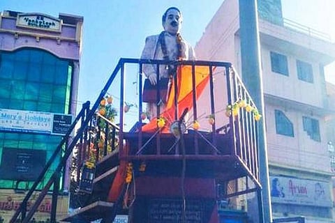 Leaders flay tying of saffron cloth in railing around Anna statue in Kumari