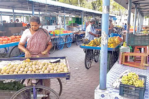 Fruit sellers occupying the old fish market by setting up temporary stalls in Vellore on Tuesday