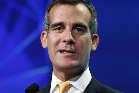 Los Angeles mayor takes knee in solidarity with protesters