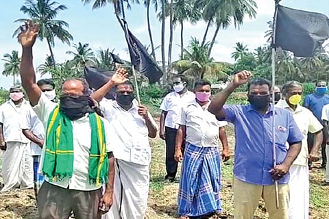 Farmers stage black flag protest on their lands in Salem on Sunday