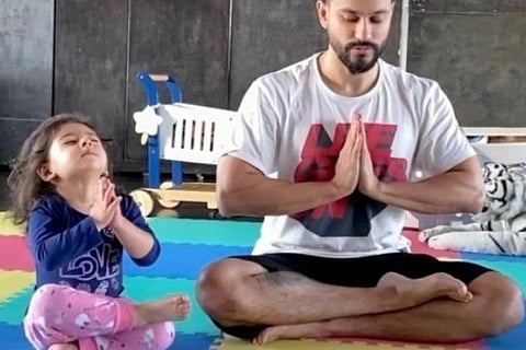 Kunal kemmu gives yoga tips to his little daughter