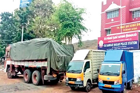 10 held for smuggling ration rice to Andhra and 3 vehicles seized