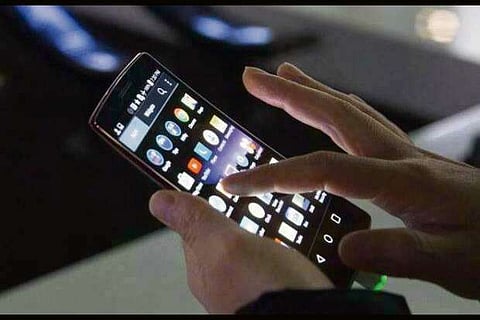 India online smartphone share to touch record 45pc in 2020: Report