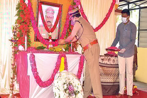 DGP pays floral tributes to Inspector Balamurali who lost battle to corona