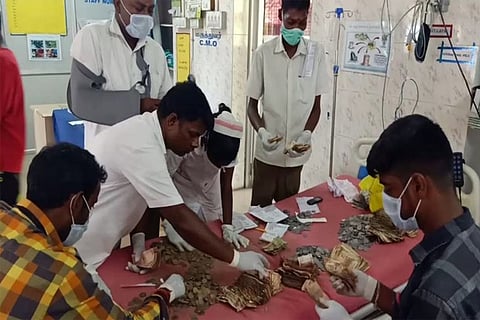 When counted, the hospital staff found there was Rs 14,500 in the woman?s bags