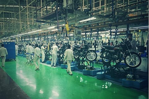 An assembly line at  HeroMotoCorp  new factory at Neemrana, Rajasthan (Courtesy: Twitter)
