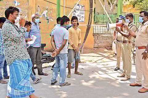 The police hold talks with the workers in Mahabalipuram