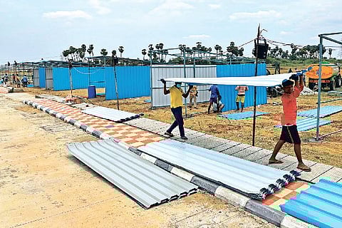The temporary market being set up at Tirumazhisai.