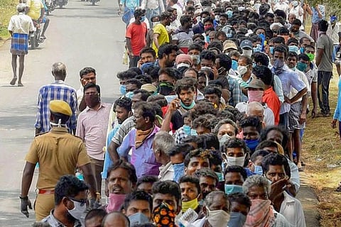 People flouting social distancing norms to buy alcohol from a liquor shop in Chennai
