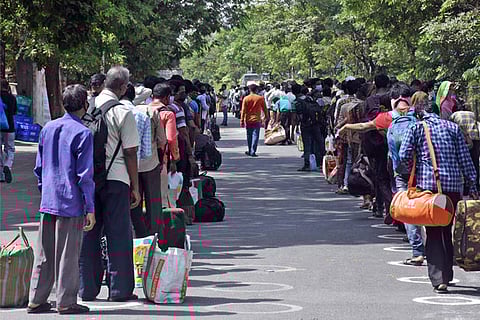 Street performers make quick buck on city outskirts