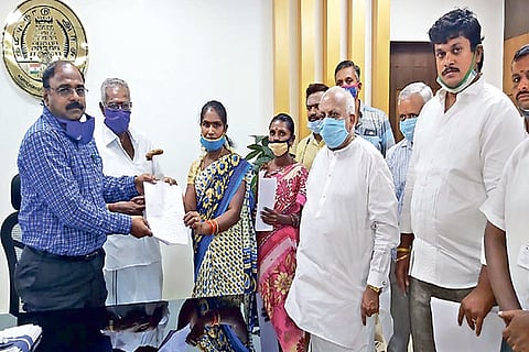 Vanigar Sangam representatives submitting a petitioning to Tirupattur Collector