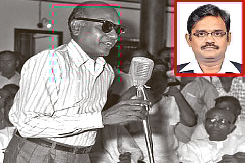 Writer Tamilvanan, in his trademark sunglasses, speaks at a function; Venkatesh Ramakrishnan
