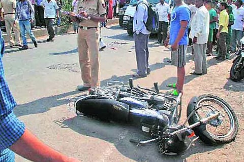 Drunk man rides on even as child falls off bike, sustains injuries