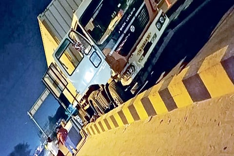 The lorry from which Manikkam fell off