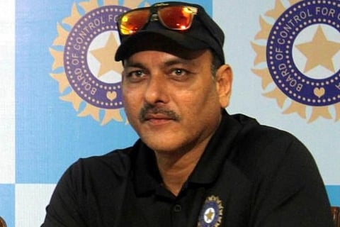 Shastri meets 'ICC regulations' in huddle with dogs