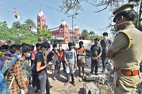 A police official trying to pacify guest workers at Chennai Central