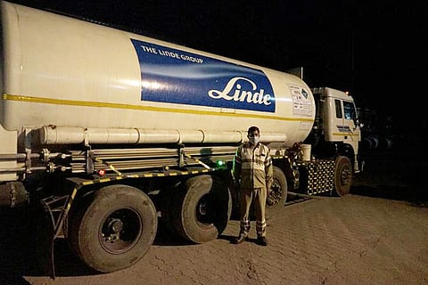 The truckers who keep India's coronavirus patients breathing