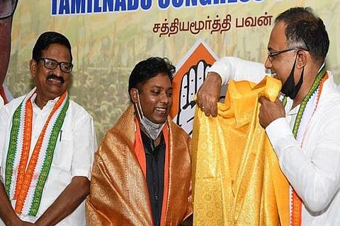 Dinesh Gundu Rao with former IAS officer Sasikanth Senthil who joined the Congress party in Chennai.