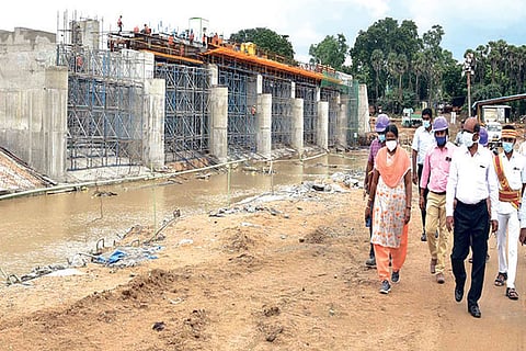Tiruchy Collector S Sivarasu inspects the progress in works for new barrage at Mukkombu on Tuesday
