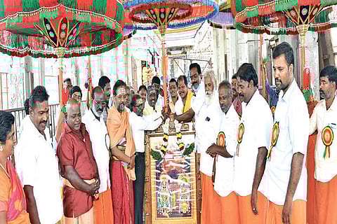 The 3 traditional umbrellas from Vellore Jalaganteshwarar temple reach Tiruvannamalai on Wednesday