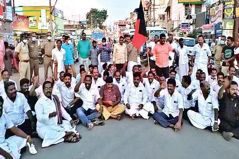 DMK workers protest the arrest of youth wing secretary Udhayanidhi in Thirukuvalai in Nagapattinam
