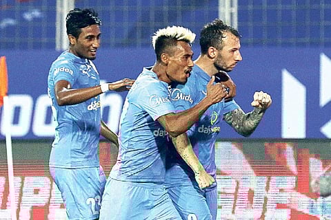 Mumbai City players celebrate Adam le Fondre?s winning goal