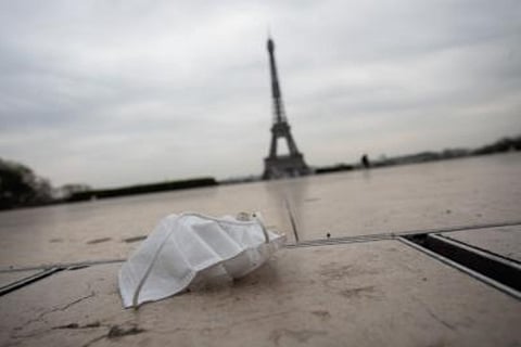 Paris bars to shut completely for 2 weeks