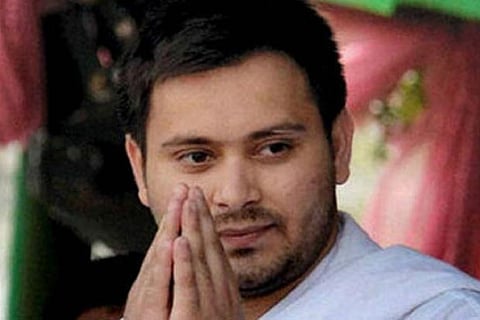 Slippers thrown at Tejaswi Yadav in Aurangabab