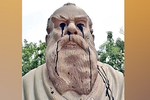 Miscreants desecrate Periyar statue in Ariyalur, DMK, DK cadres stage protest