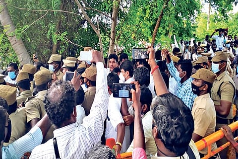 DMK, PMK members in Ariyalur on Thursday