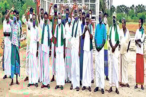 Farmers from Delta region protest in Tiruvavur