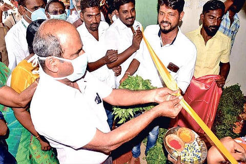 District Collector S Sivarasu inaugurating the Kallikudi wholesale market