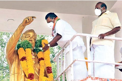 Pondy CM garlanding Anna?s statue