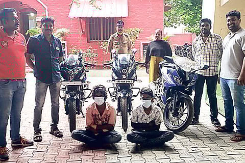 Accused Aravindhan and Sai Krishnan with stolen bikes