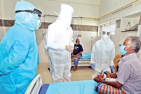 Health Secretary Radhakrishnan visited COVID ward at the government hospital during the inspection