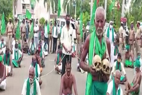Holding skulls, Tamil Nadu farmers protest against agriculture bills