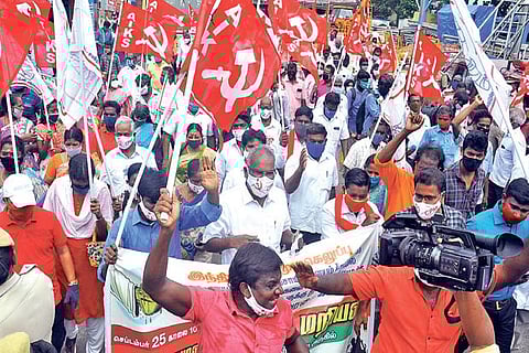 Members of CPM and Vivasayigal Sangam stage road blockade agitation in Tambaram on Friday