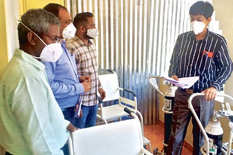 Health Secretary Radhakrishnan (r) inspecting a COVID Care Centre in Triplicane, on Saturday
