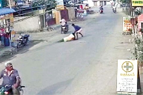 Snatchers drag pregnant woman, cops look for culprits using CCTV clips