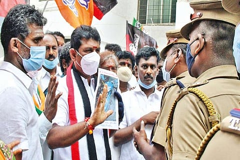 AIADMK workers arguing with police whilecampaigning for re-poll on Thursday