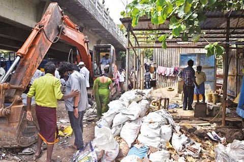 Eviction of families living along the banks of Cooum river at Arumbakkam (file photo)