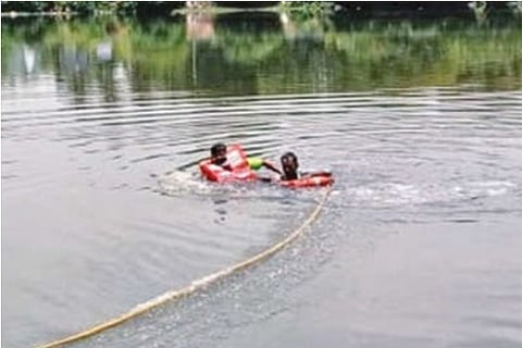 Karthik being rescued by police with the help of a rope